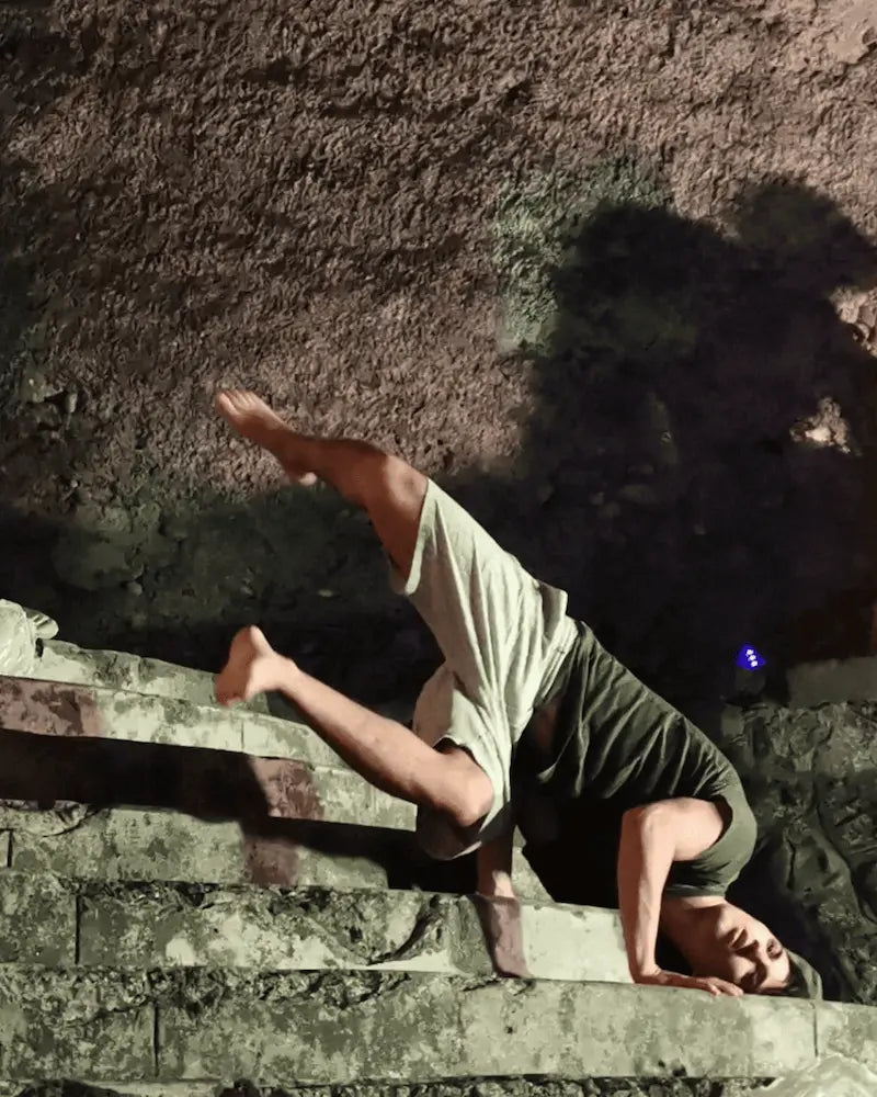 Benny sul palco, a piedi nudi — la performance dopo il recupero