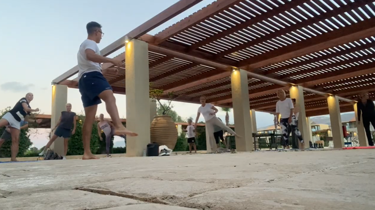 Benny sul palco, a piedi nudi — la performance dopo il recupero
